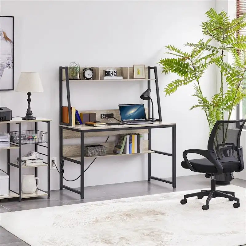 Bureau d'ordinateur de maison avec prise de courant et étagère surélevée